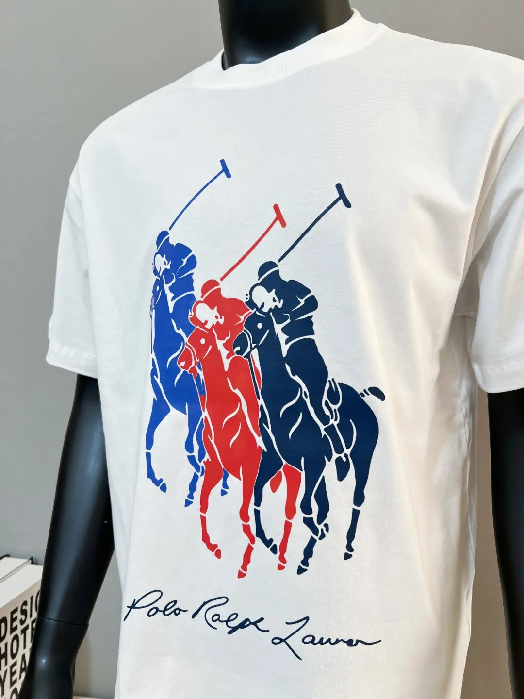 P140 Ralph Lauren 2026ss new spring and summer three-color logo equestrian knight print round-neck short-sleeved T-shirt; new products are available on the official website at the same time; strictly control the size of the LOGO; color matching and color matching; simple, fashionable and low-key connotation; selection of 240g double yarn pure cotton fabric; tight threaded neckline; back body crimping and boning; factory high-temperature anti-shrinkage process; not easy to deform and shrink after washing; essential clothing for three seasons; color: black White, sizes XS-L (can wear up to 200 pounds)